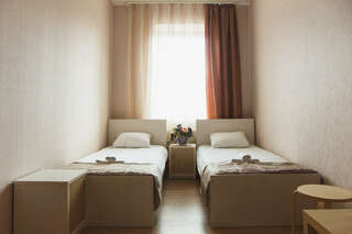 Отель Исаевский Тверь Двухместный номер с 2 отдельными кроватями и общей ванной комнатой-3