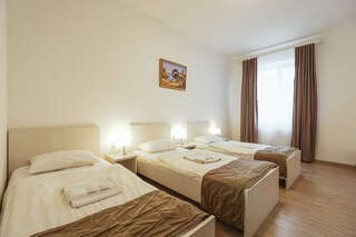 Отель Исаевский Тверь Трехместный номер с общей ванной комнатой-1