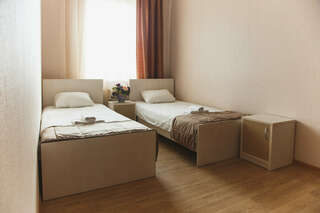 Отель Исаевский Тверь Двухместный номер с 2 отдельными кроватями и общей ванной комнатой-1